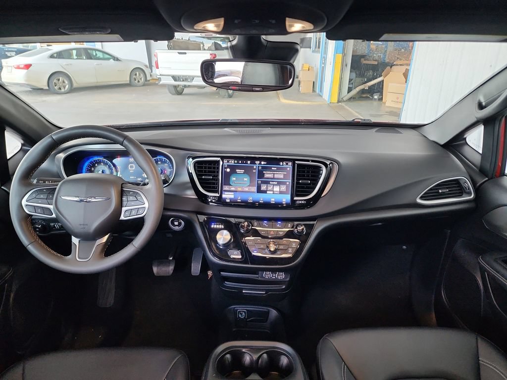 Used 2025 Chrysler Pacifica Select FWD image 17