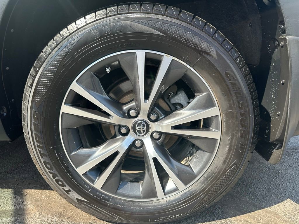 Used 2017 Toyota Highlander LE w/ Carpet Mat Package image 25