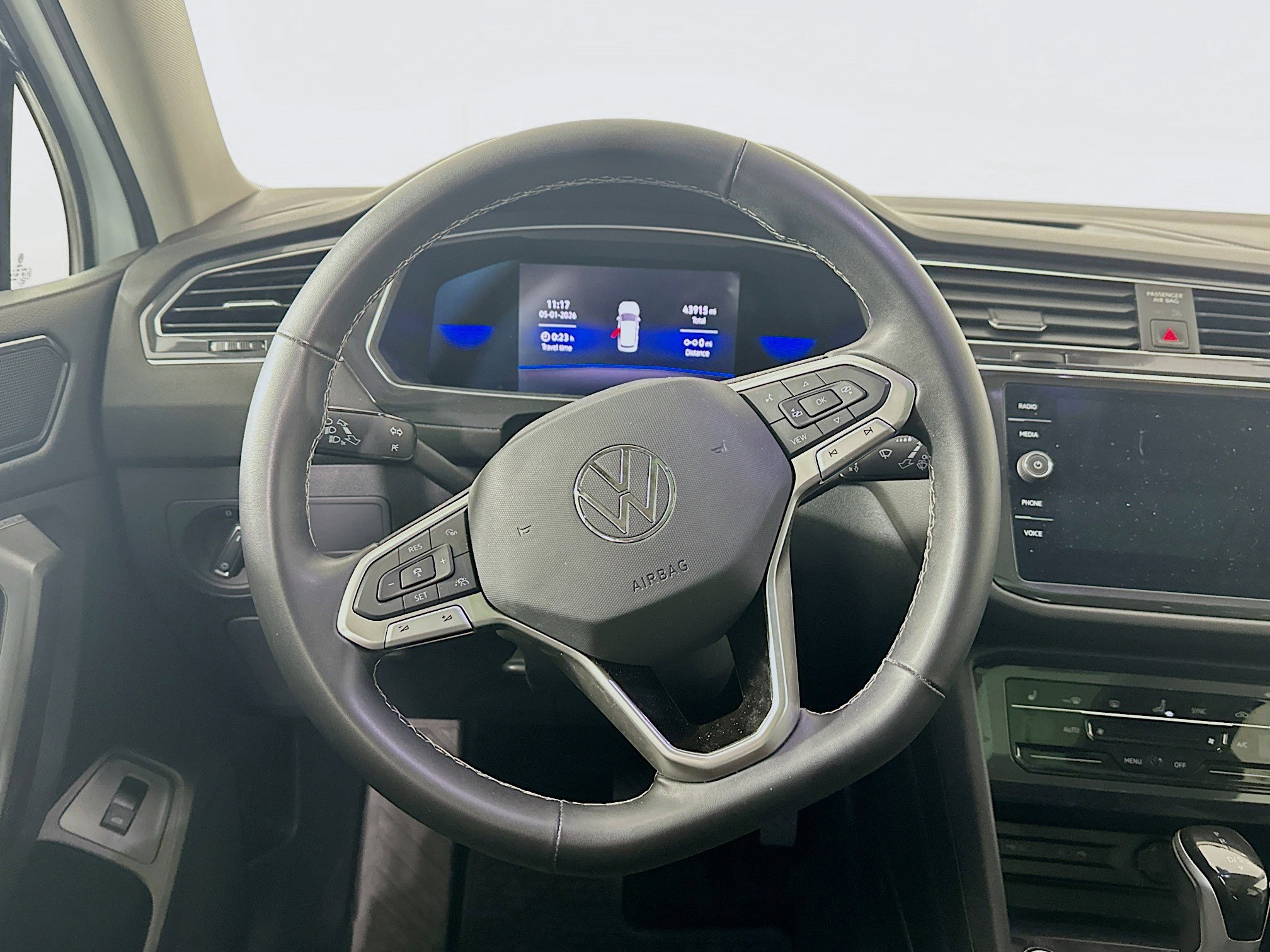 Used 2022 Volkswagen Tiguan SE w/ Panoramic Sunroof Package FWD image 18