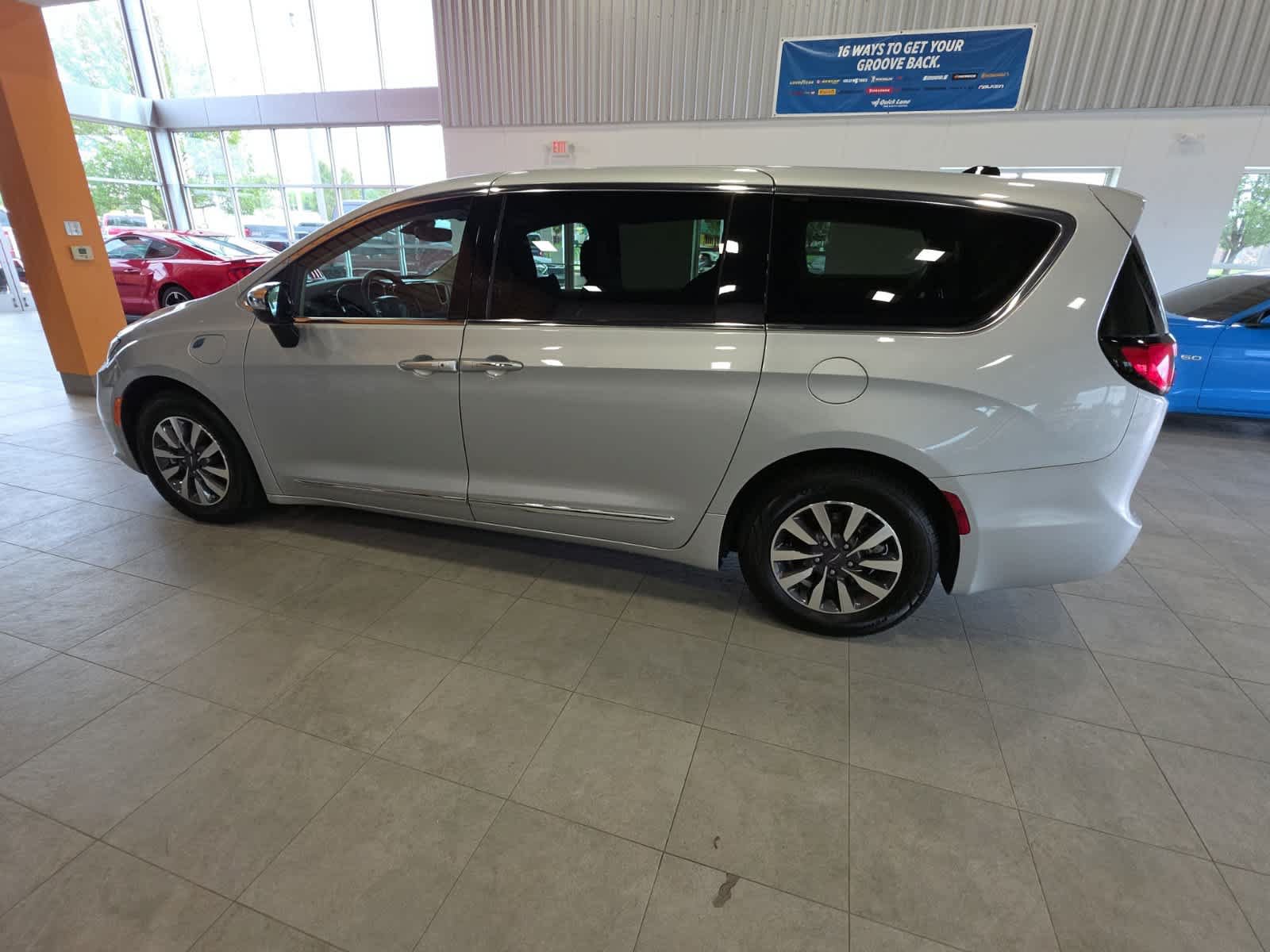 Used 2023 Chrysler Pacifica Limited FWD image 13