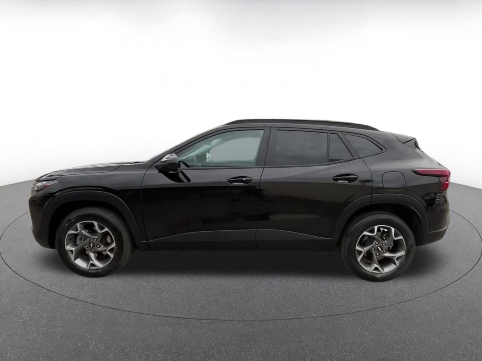 Used 2025 Chevrolet Trax LT w/ LT Convenience Package image 9