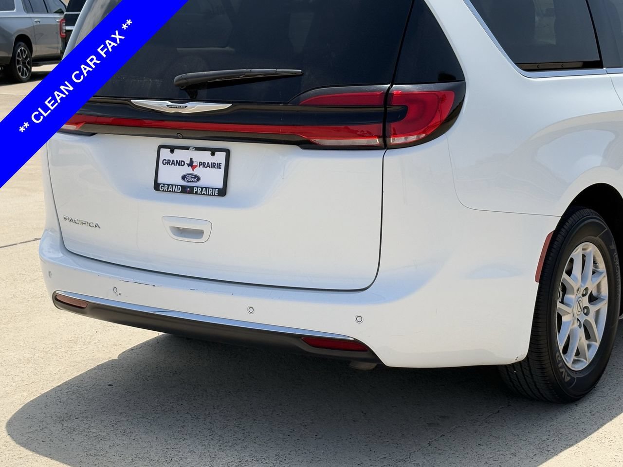 Used 2024 Chrysler Pacifica Touring-L FWD image 7