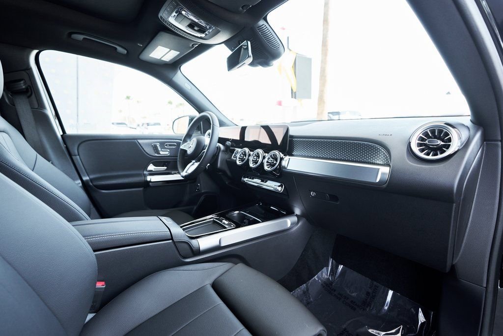 Used 2025 Mercedes-Benz GLB 250 4MATIC w/ Exclusive Package image 26