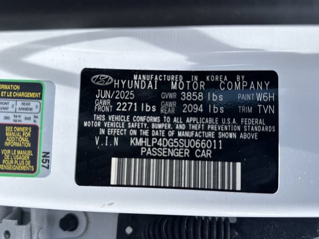 Certified 2025 Hyundai Elantra Limited FWD image 33