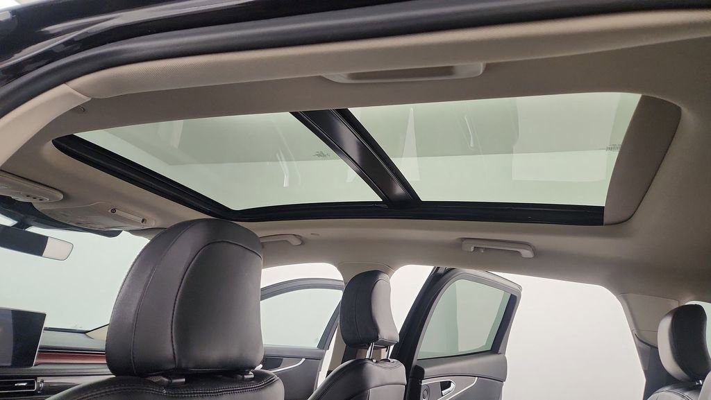 Used 2022 Lincoln Nautilus Reserve w/ Luxury Package image 16