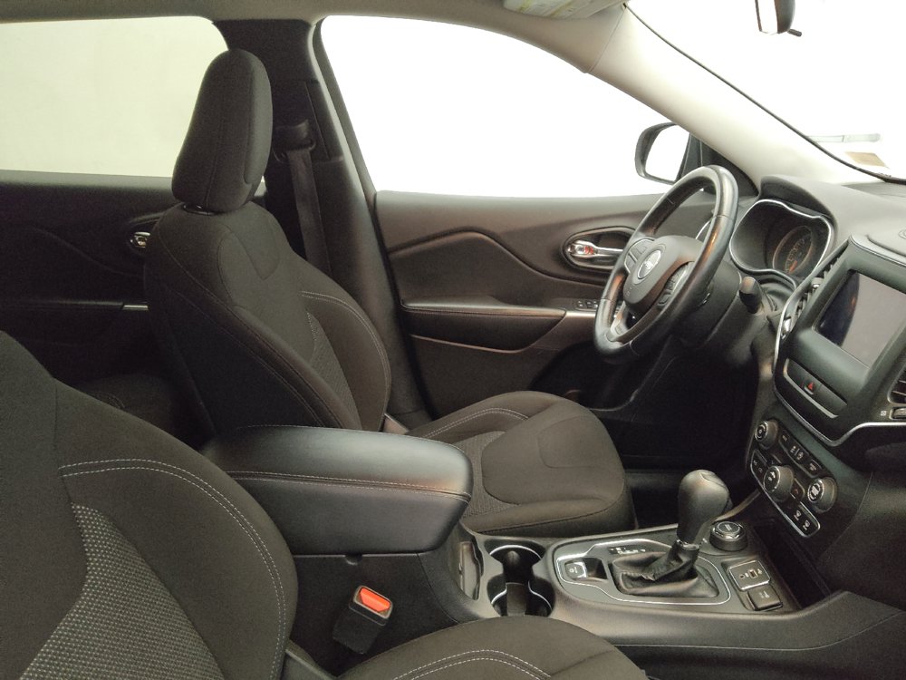 Used 2019 Jeep Cherokee Latitude w/ Cold Weather Group AWD/4WD image 21