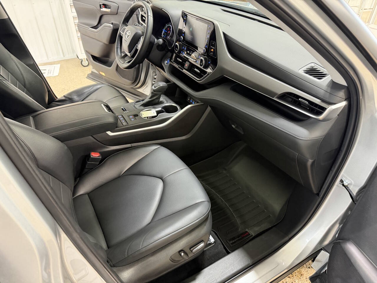 Used 2022 Toyota Highlander XLE AWD/4WD image 11