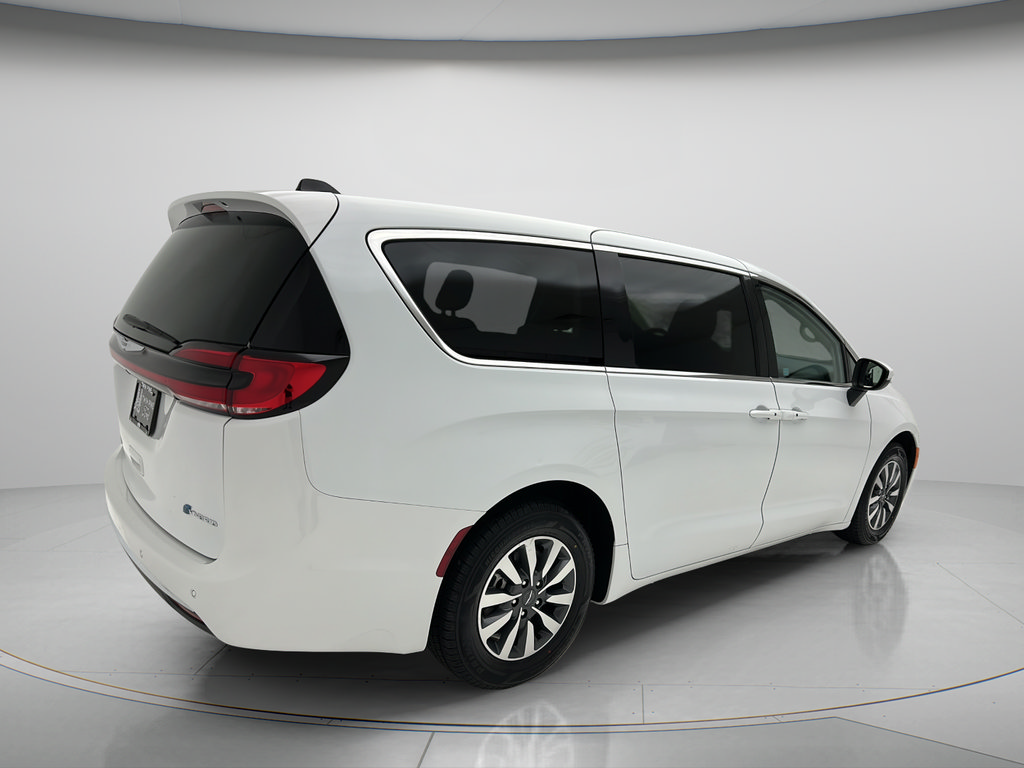 Used 2023 Chrysler Pacifica Touring-L FWD image 5