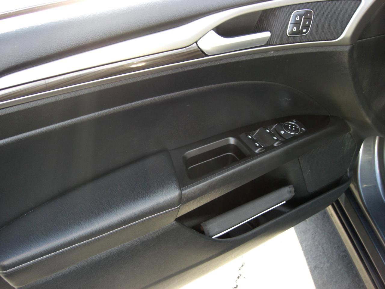 Used 2017 Ford Fusion SE w/ Fusion SE Technology Package FWD image 18