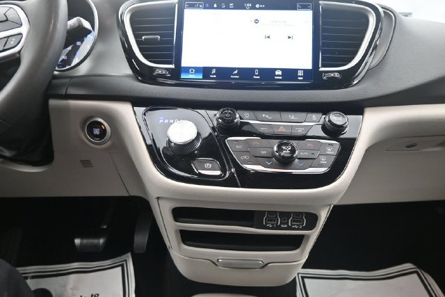 Used 2024 Chrysler Pacifica Touring-L FWD image 15