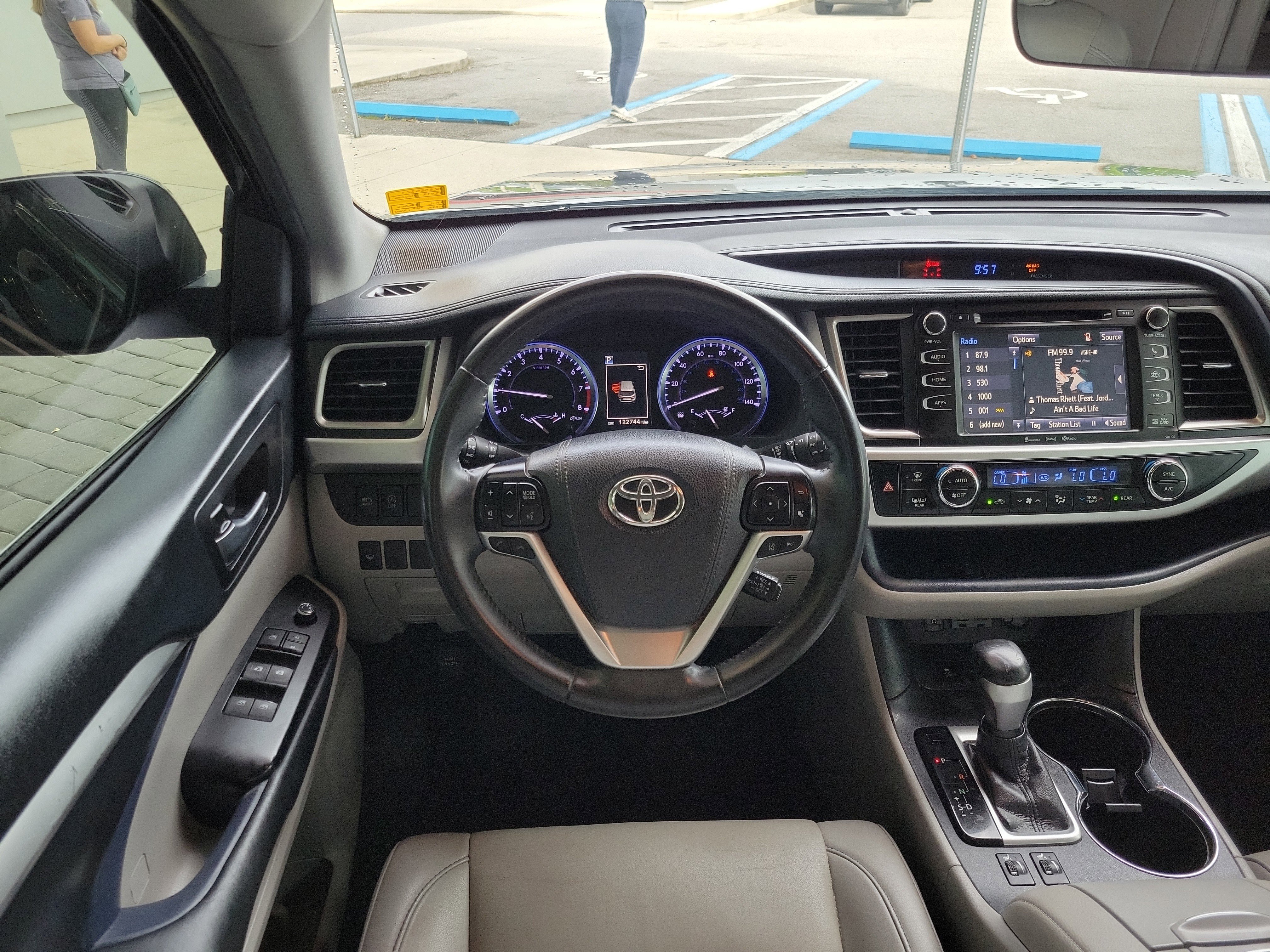 Used 2019 Toyota Highlander XLE image 27