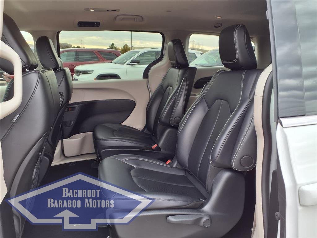 Used 2024 Chrysler Pacifica Select image 17