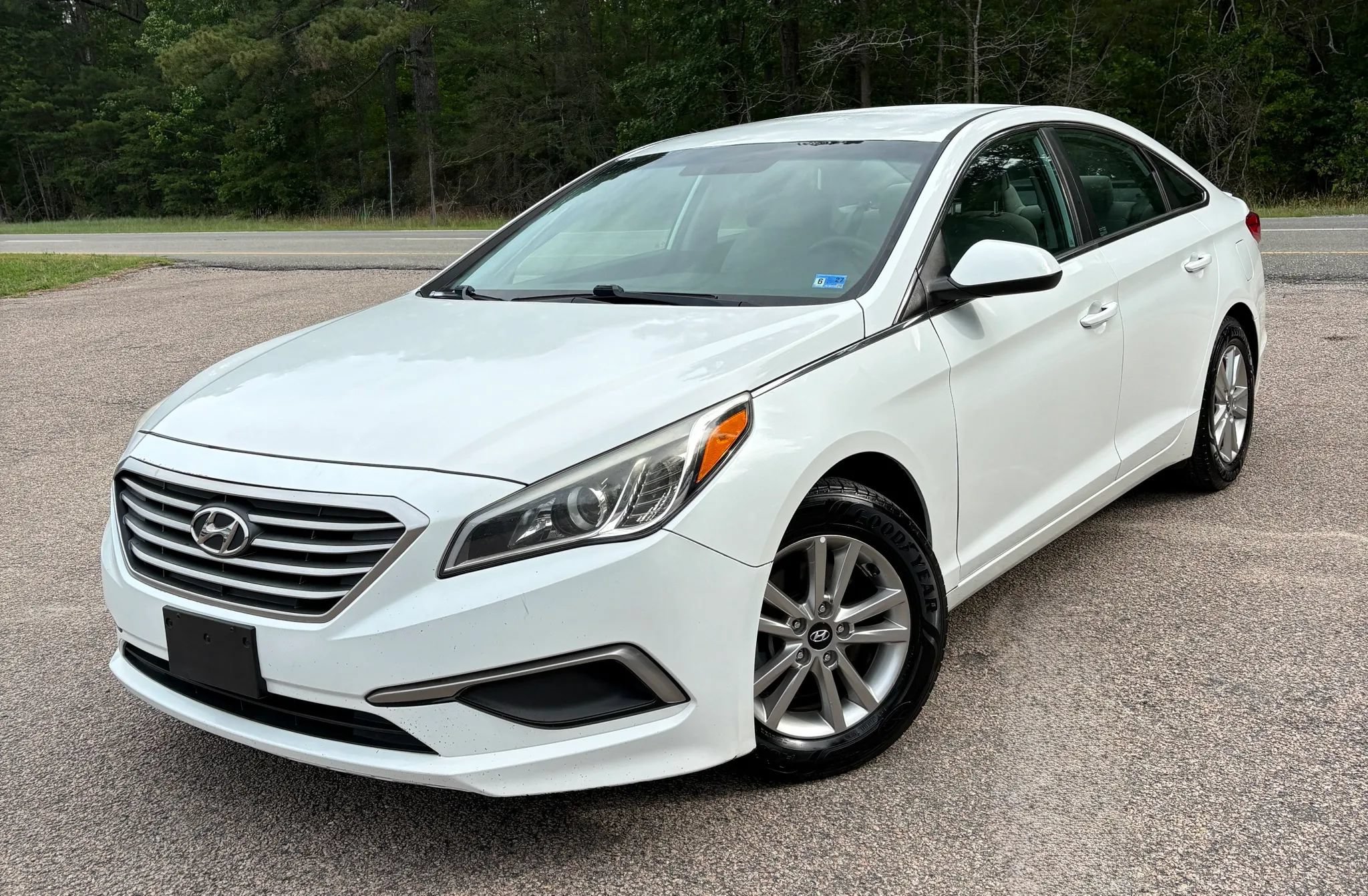 Used 2017 Hyundai Sonata SE FWD image 2