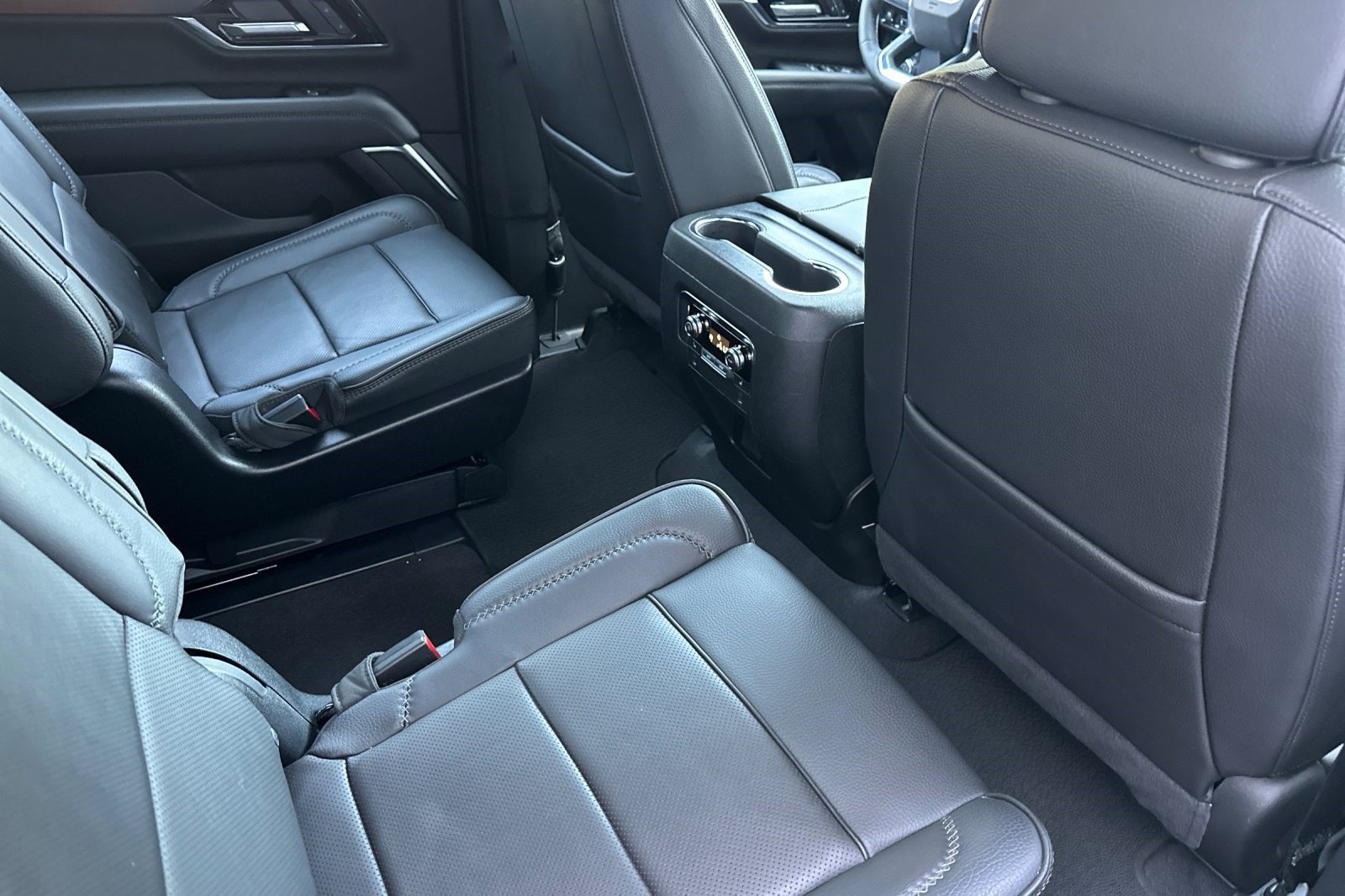 Used 2025 GMC Yukon Denali AWD/4WD image 31