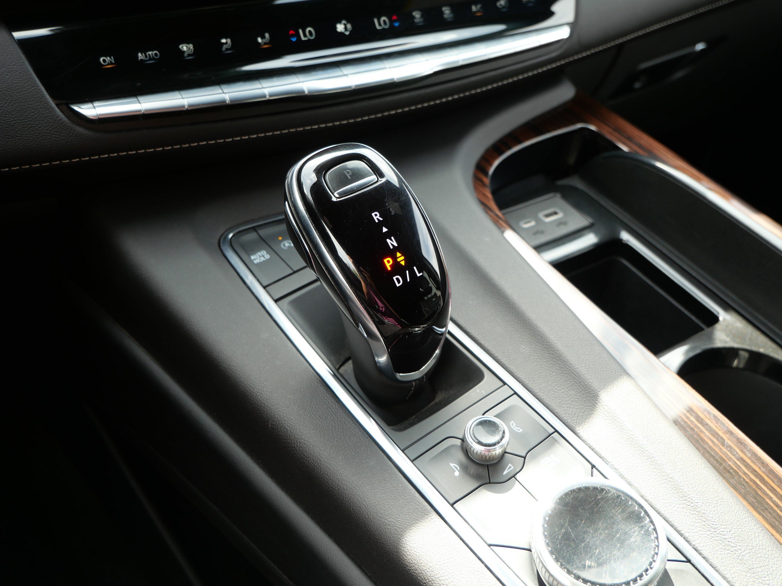 Certified 2024 Cadillac Escalade Premium Luxury w/ Performance Package AWD/4WD image 24