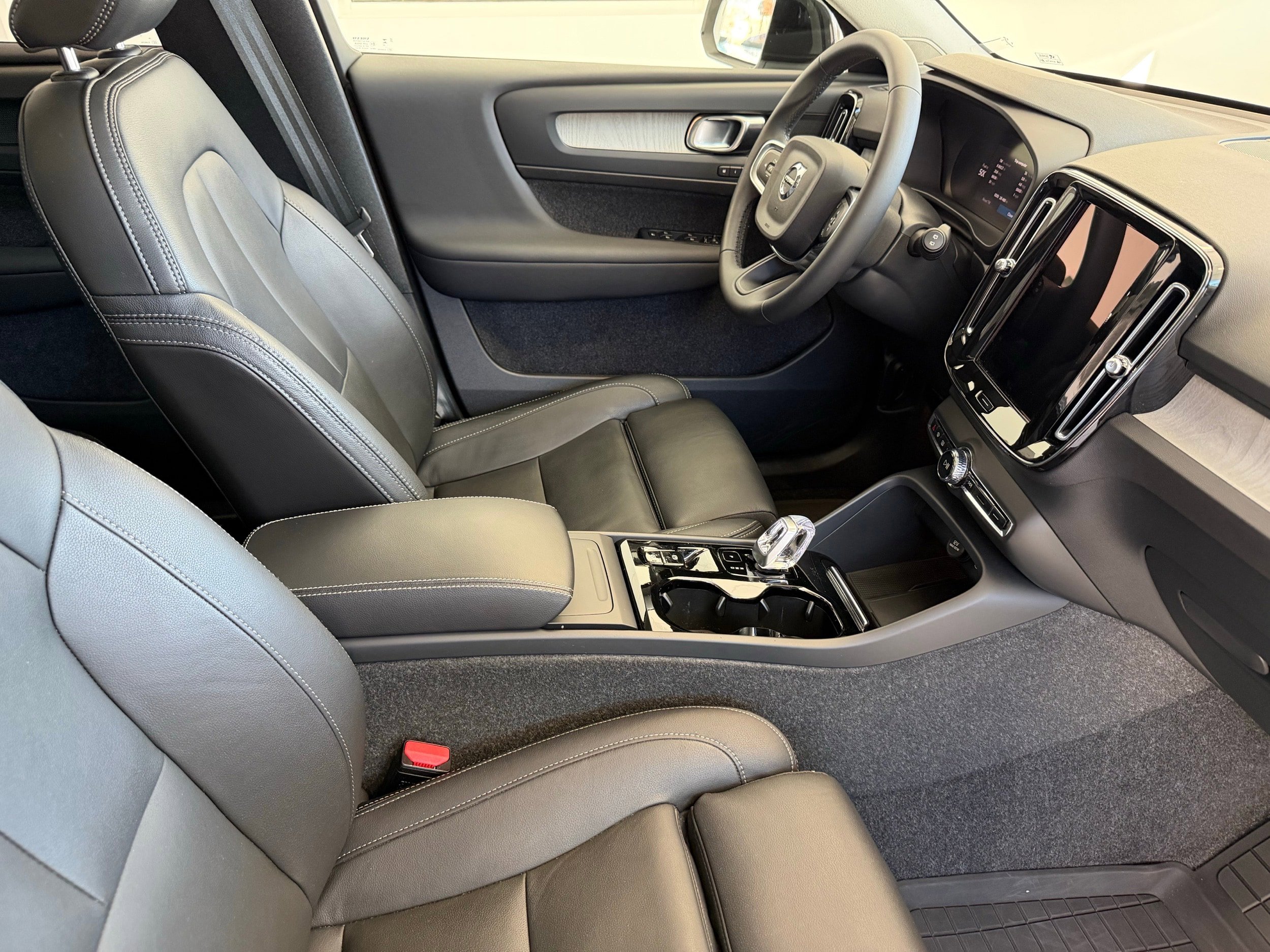 Certified 2025 Volvo XC40 B5 Plus image 23
