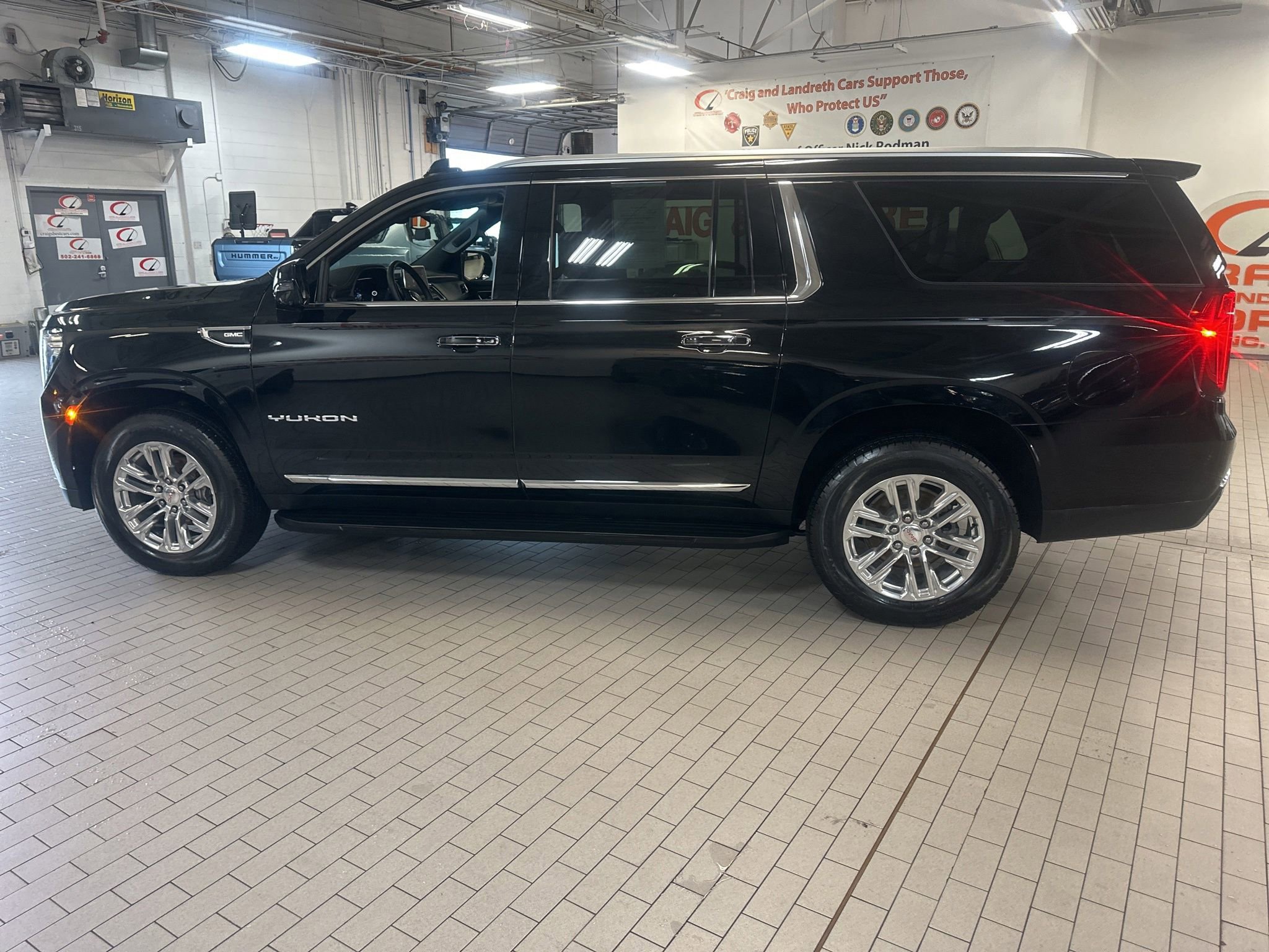 Used 2023 GMC Yukon XL SLT w/ SLT Premium Package AWD/4WD image 6