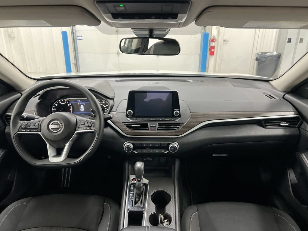 Used 2025 Nissan Altima 2.5 SV FWD image 10