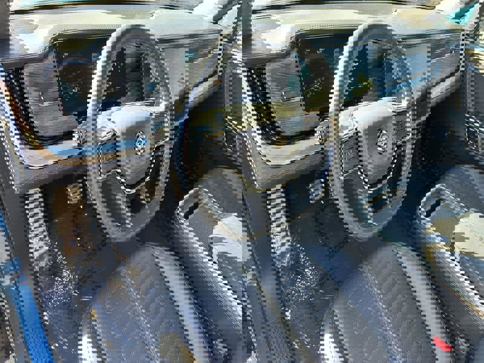 Used 2023 Rivian R1S Adventure image 2