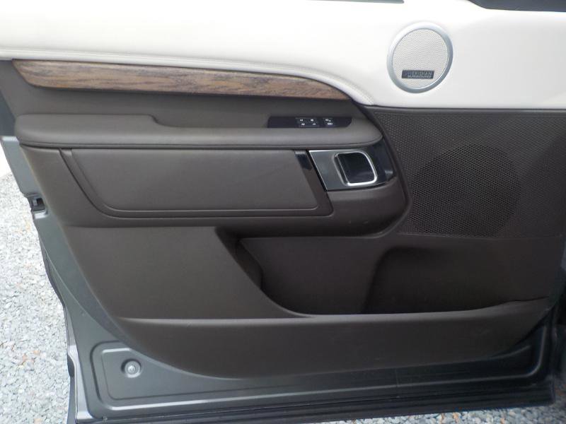 Used 2017 Land Rover Discovery HSE image 10