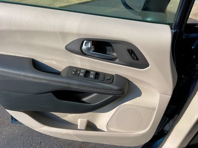 Used 2023 Chrysler Pacifica Touring-L w/ Uconnect Theater Family Group FWD image 15