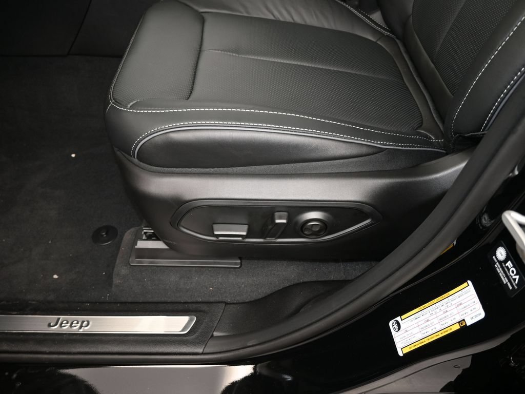 New 2025 Jeep Grand Cherokee L Overland AWD/4WD image 16