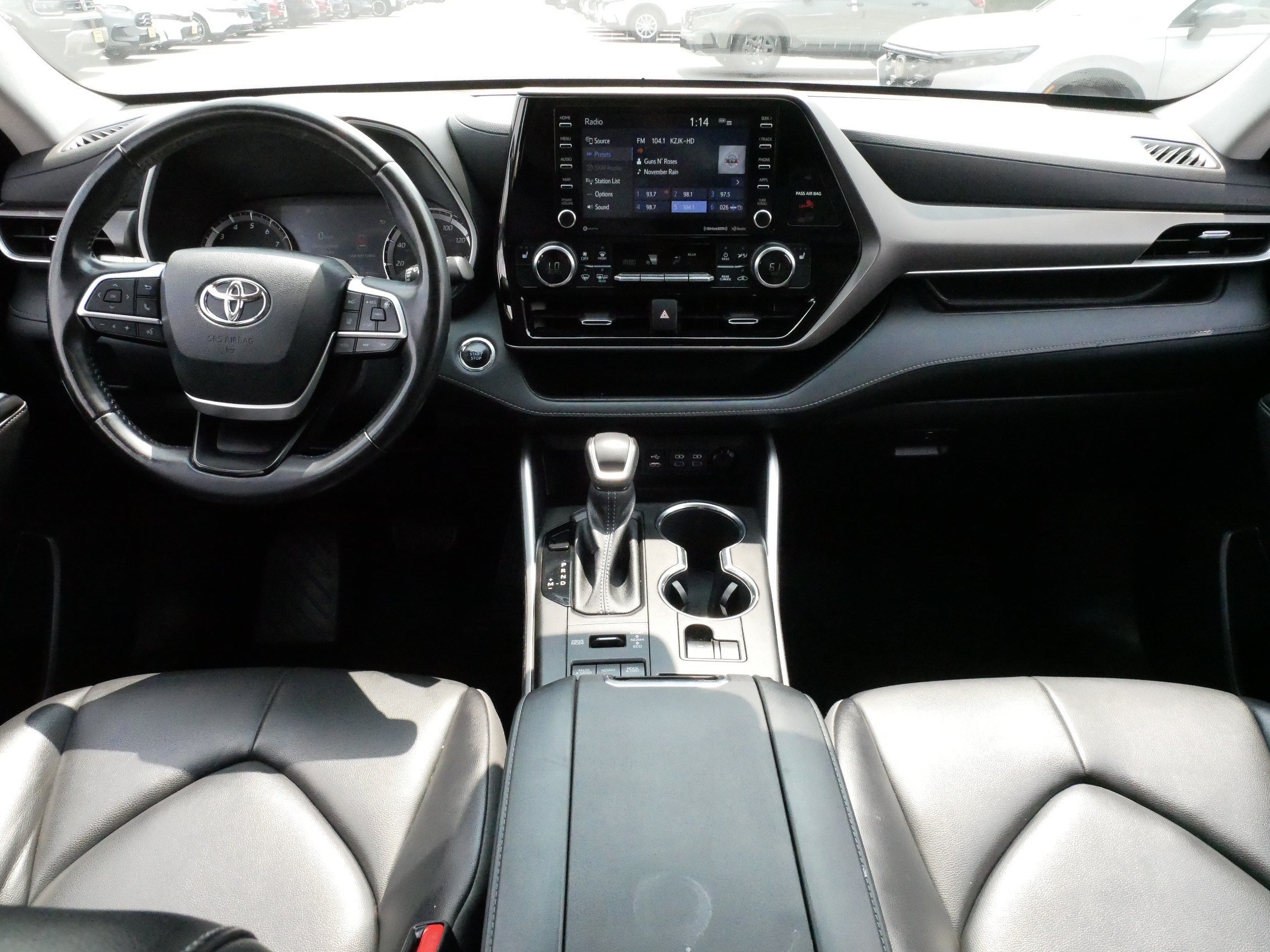 Used 2022 Toyota Highlander XLE AWD/4WD image 10