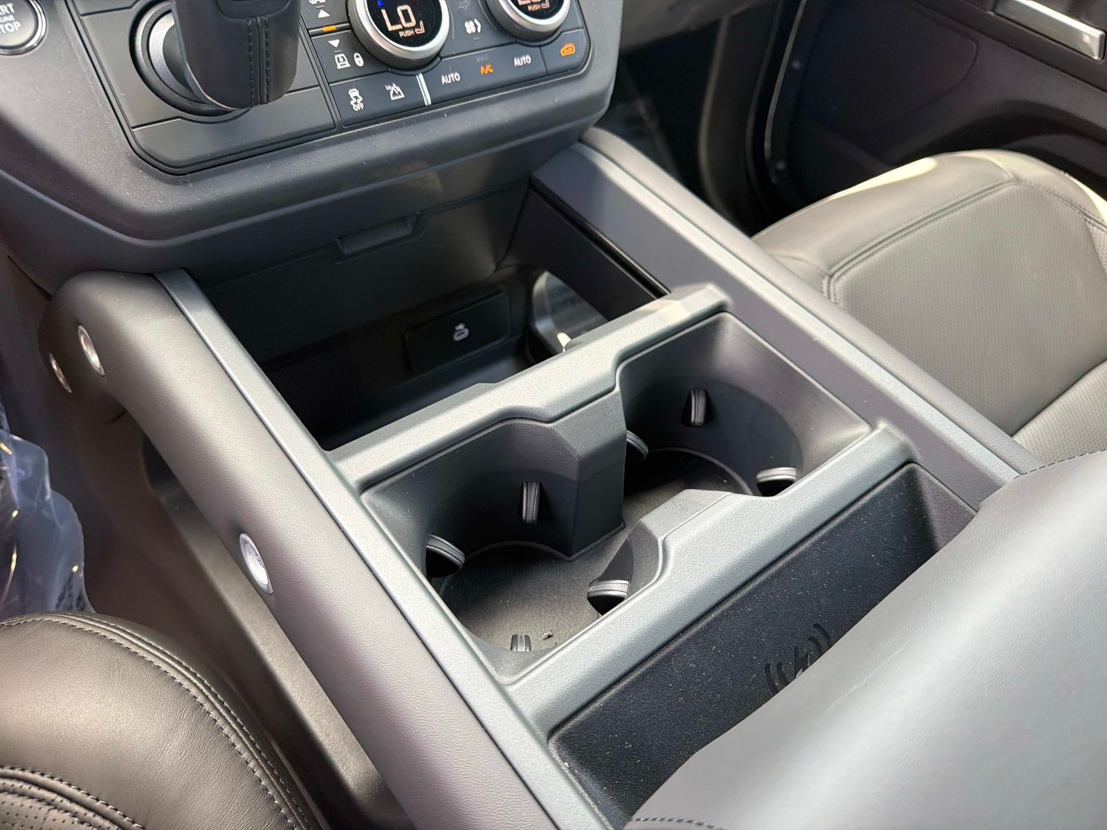 New 2026 Land Rover Defender 130 X-Dynamic SE AWD/4WD image 23