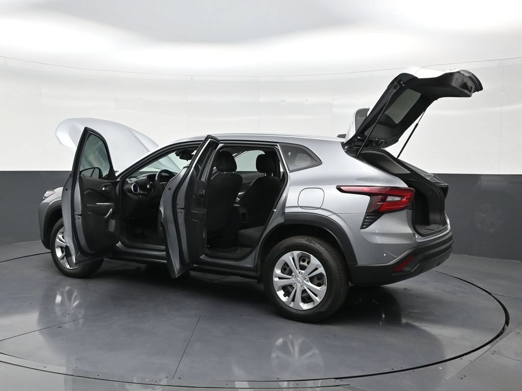 Used 2025 Chevrolet Trax LS FWD image 31