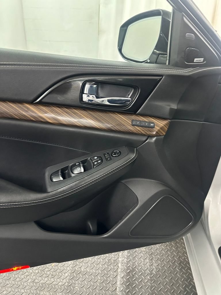 Used 2017 Nissan Maxima Platinum FWD image 9