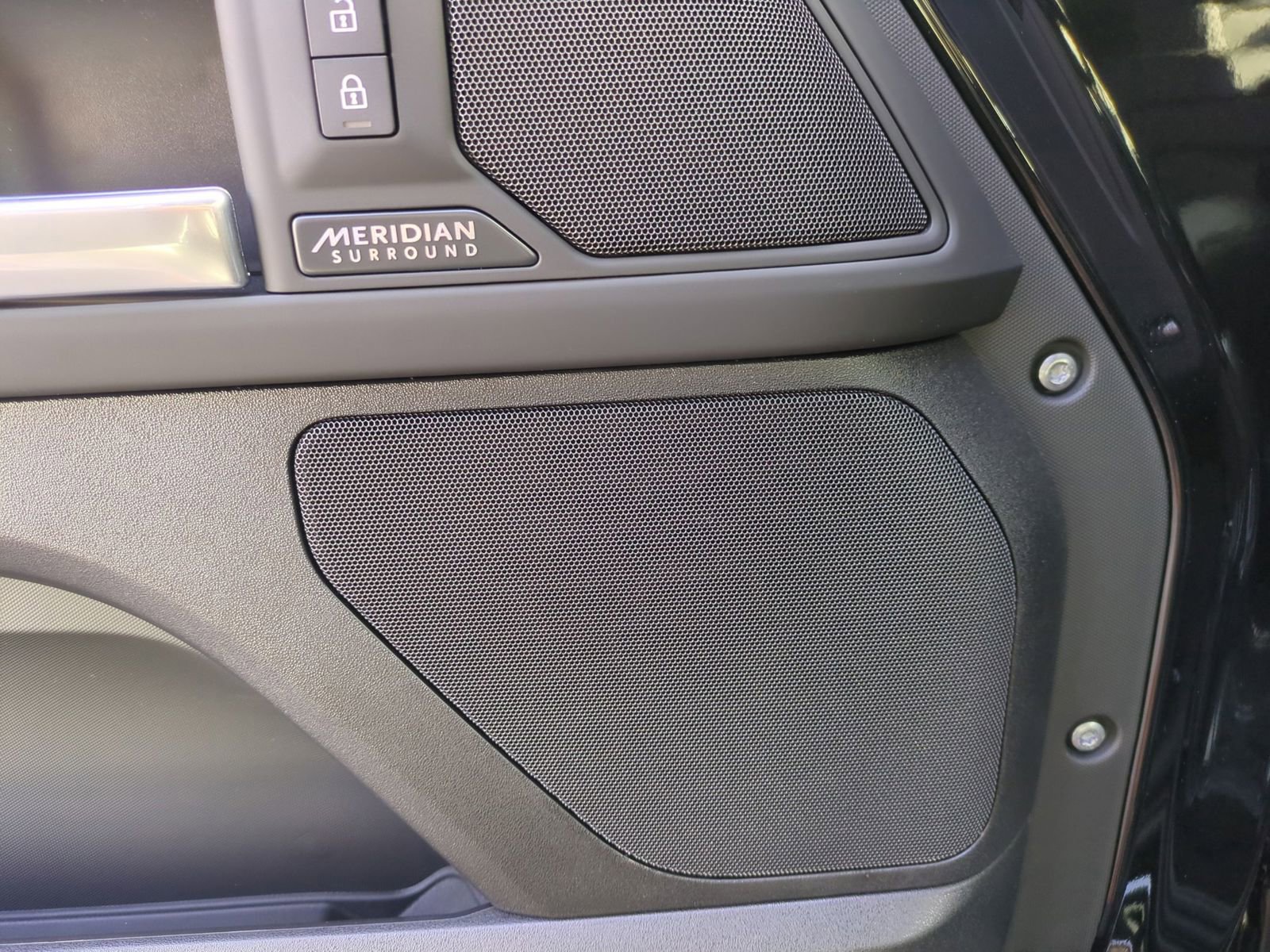 New 2026 Land Rover Defender 130 X-Dynamic SE image 13