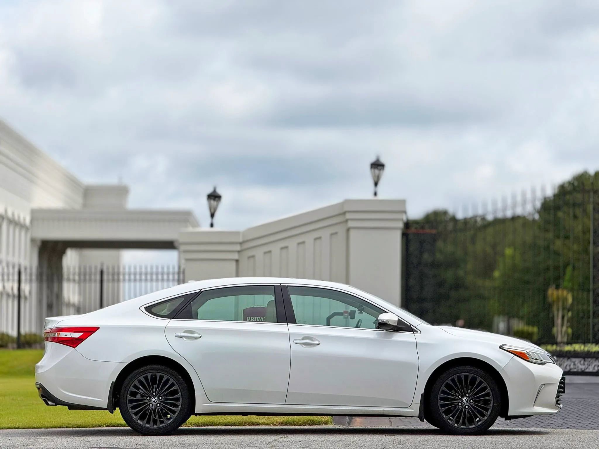 Used 2018 Toyota Avalon Touring FWD image 6