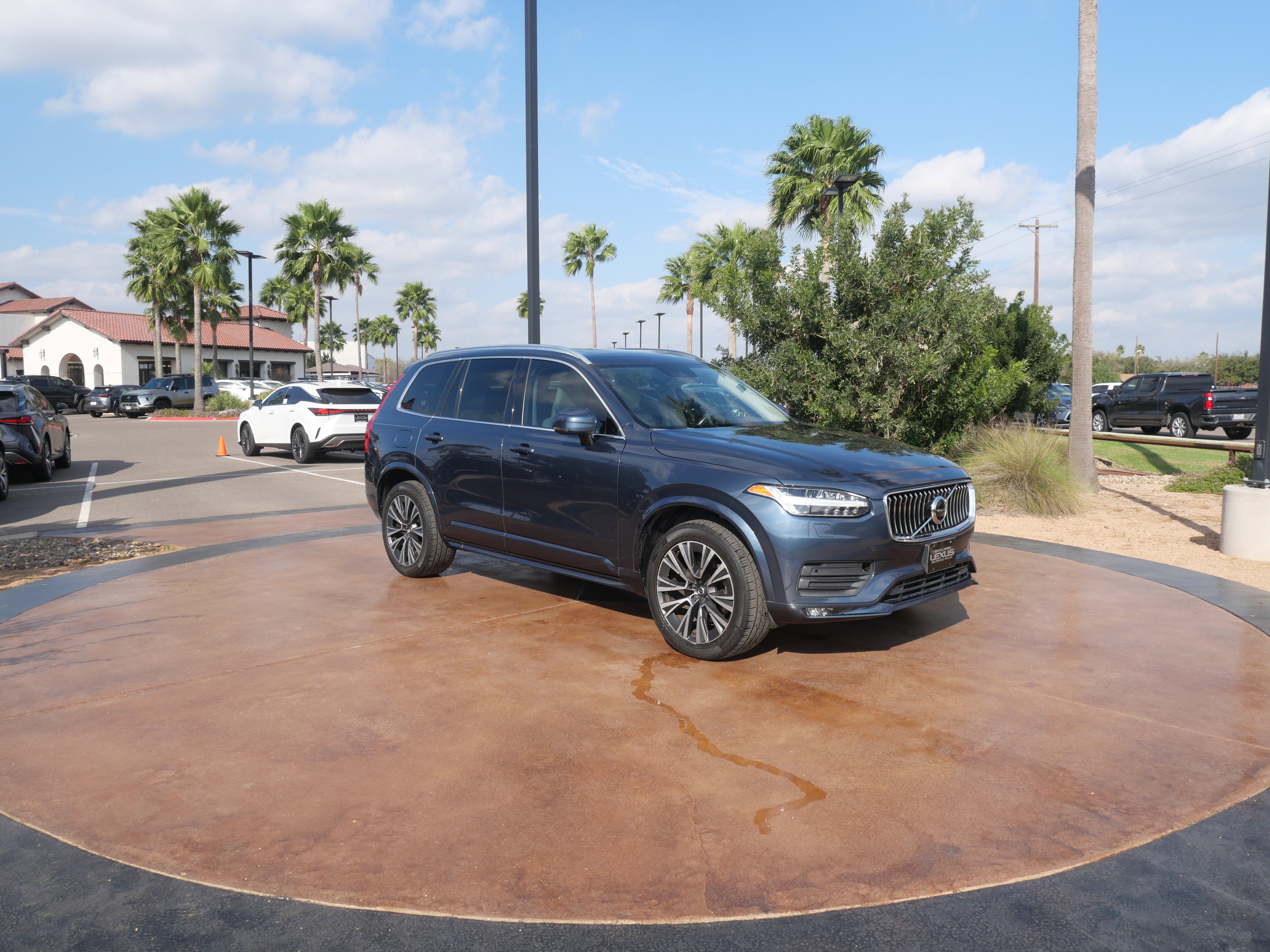 Used 2021 Volvo XC90 T6 Momentum image 1