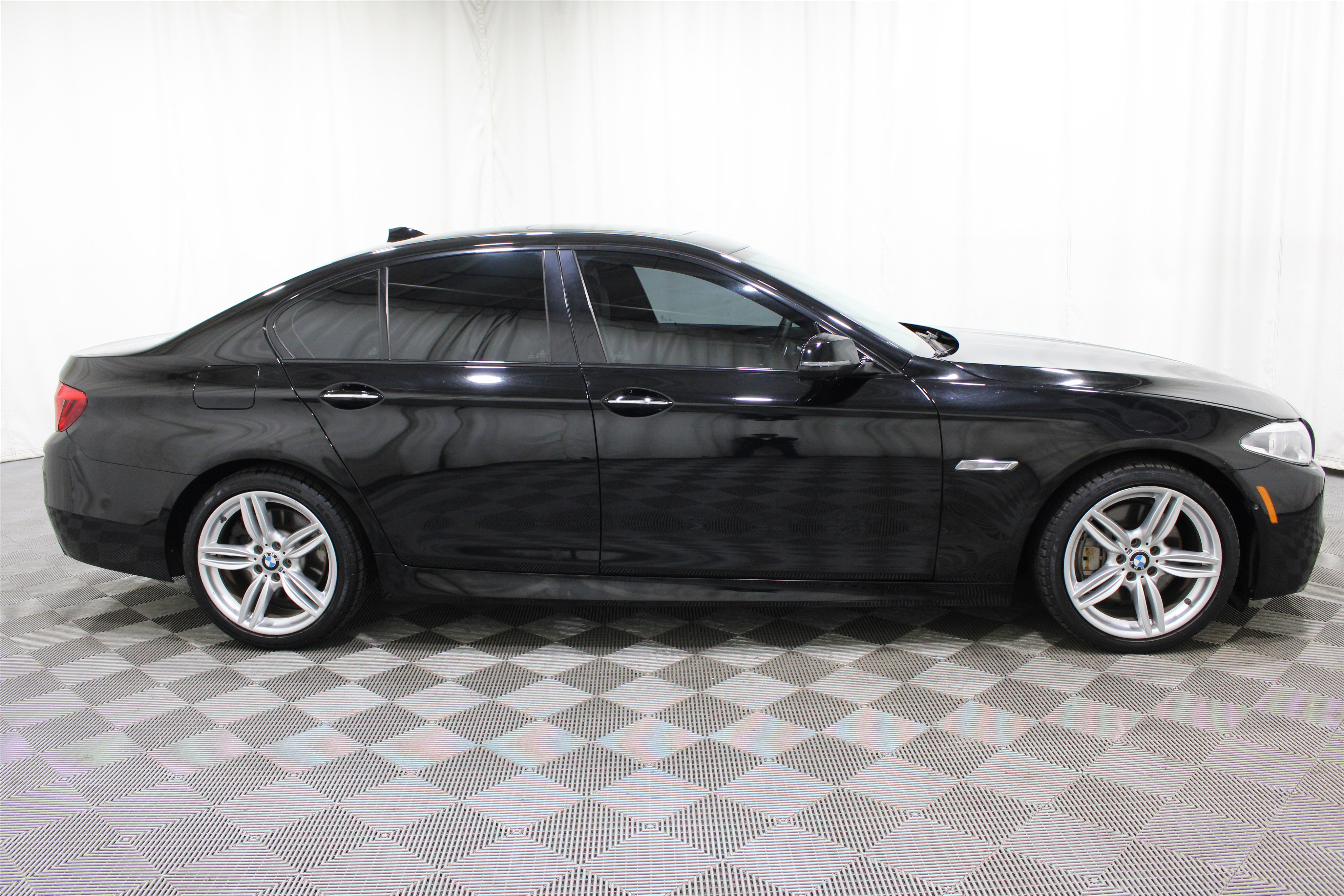 Used 2016 BMW 550i xDrive Sedan AWD/4WD image 31