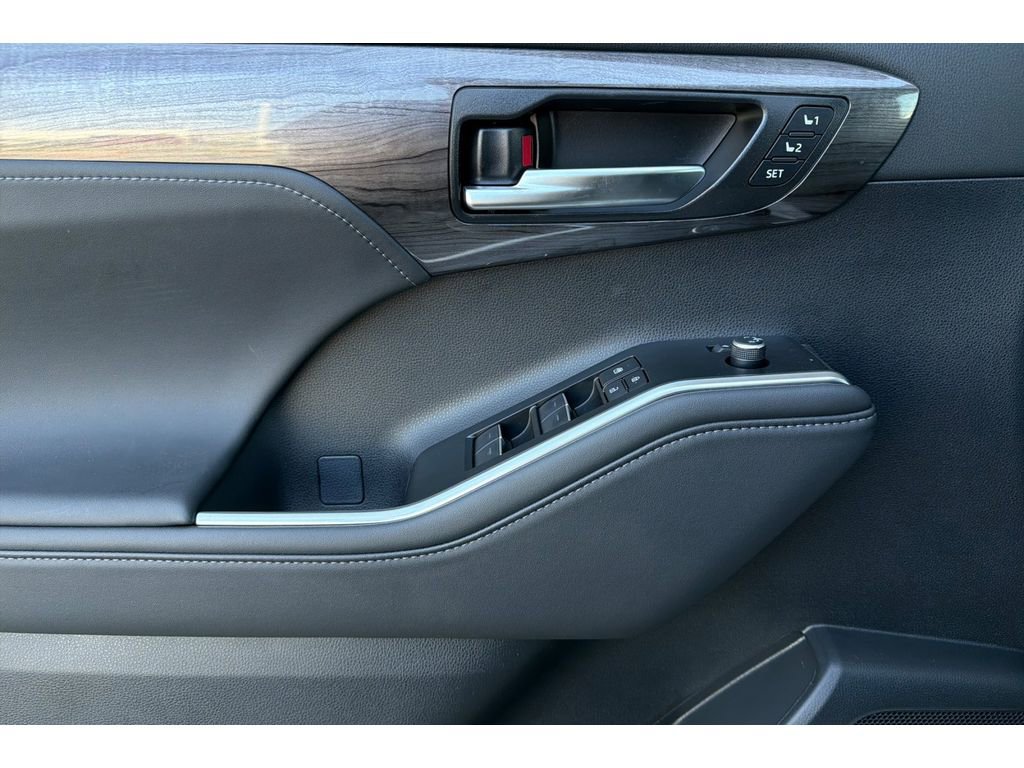 New 2026 Toyota Highlander Platinum AWD/4WD image 11