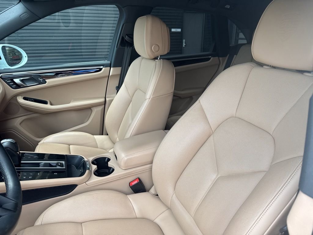Certified 2023 Porsche Macan w/ Premium Package Plus AWD/4WD image 5