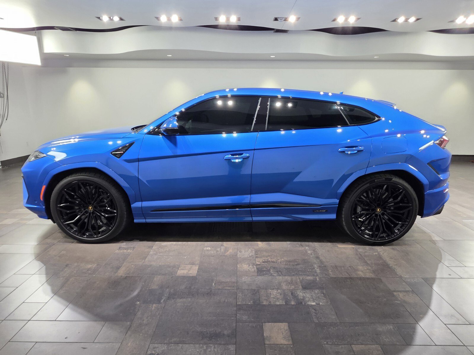 Used 2025 Lamborghini Urus SE image 3