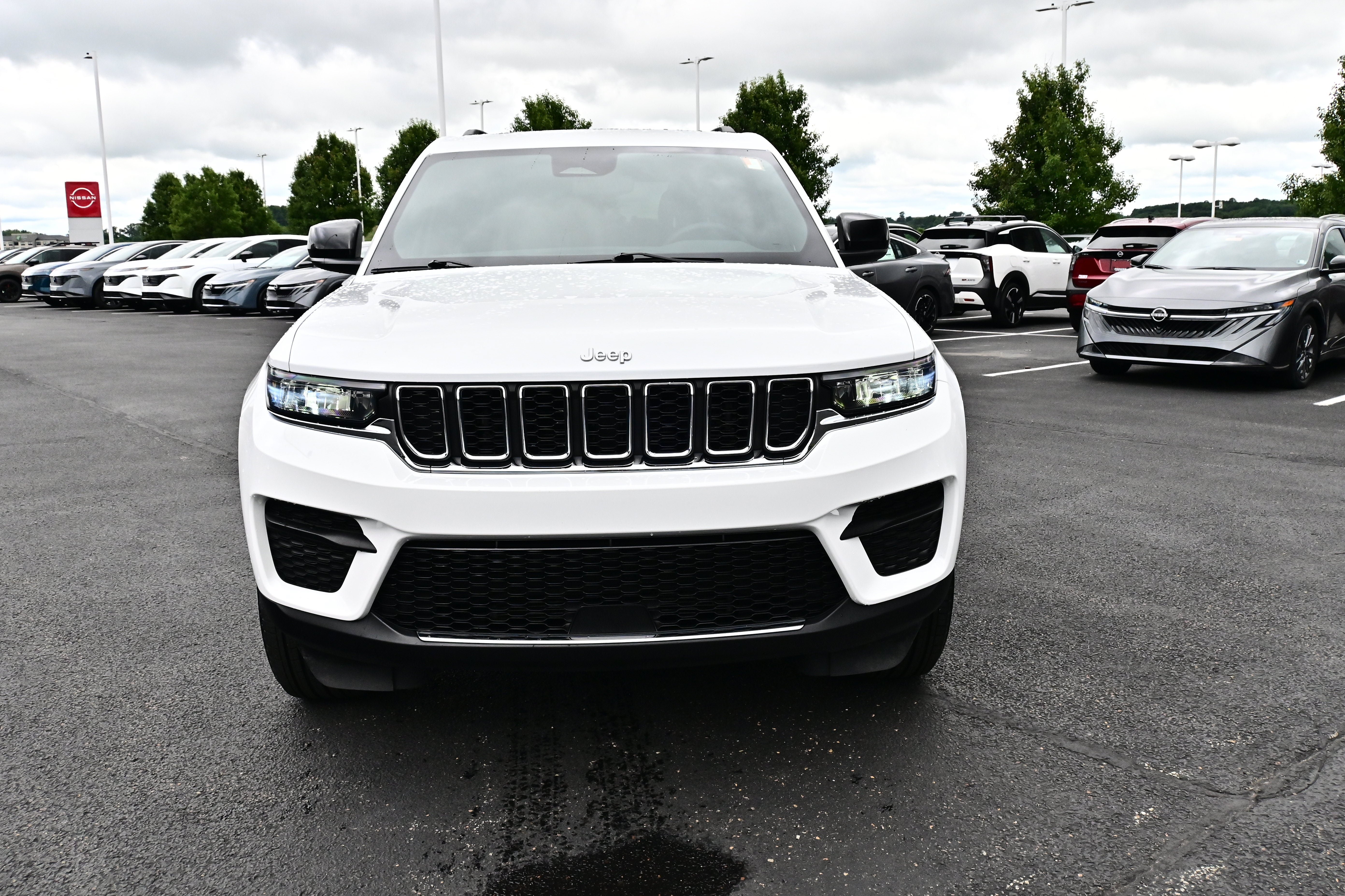 Used 2024 Jeep Grand Cherokee Laredo X AWD/4WD image 3