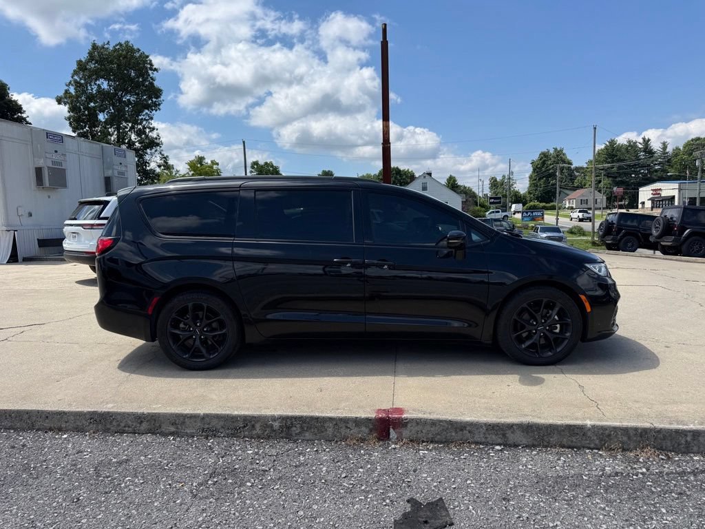 Used 2025 Chrysler Pacifica Limited FWD image 5