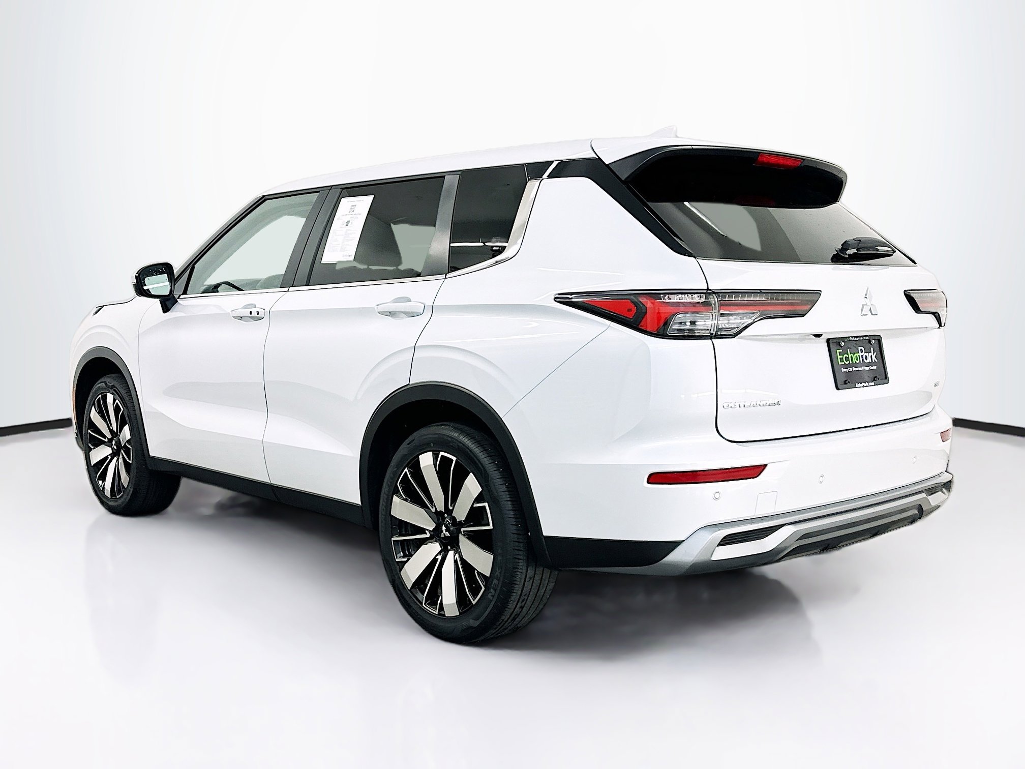 Used 2025 Mitsubishi Outlander SE image 5