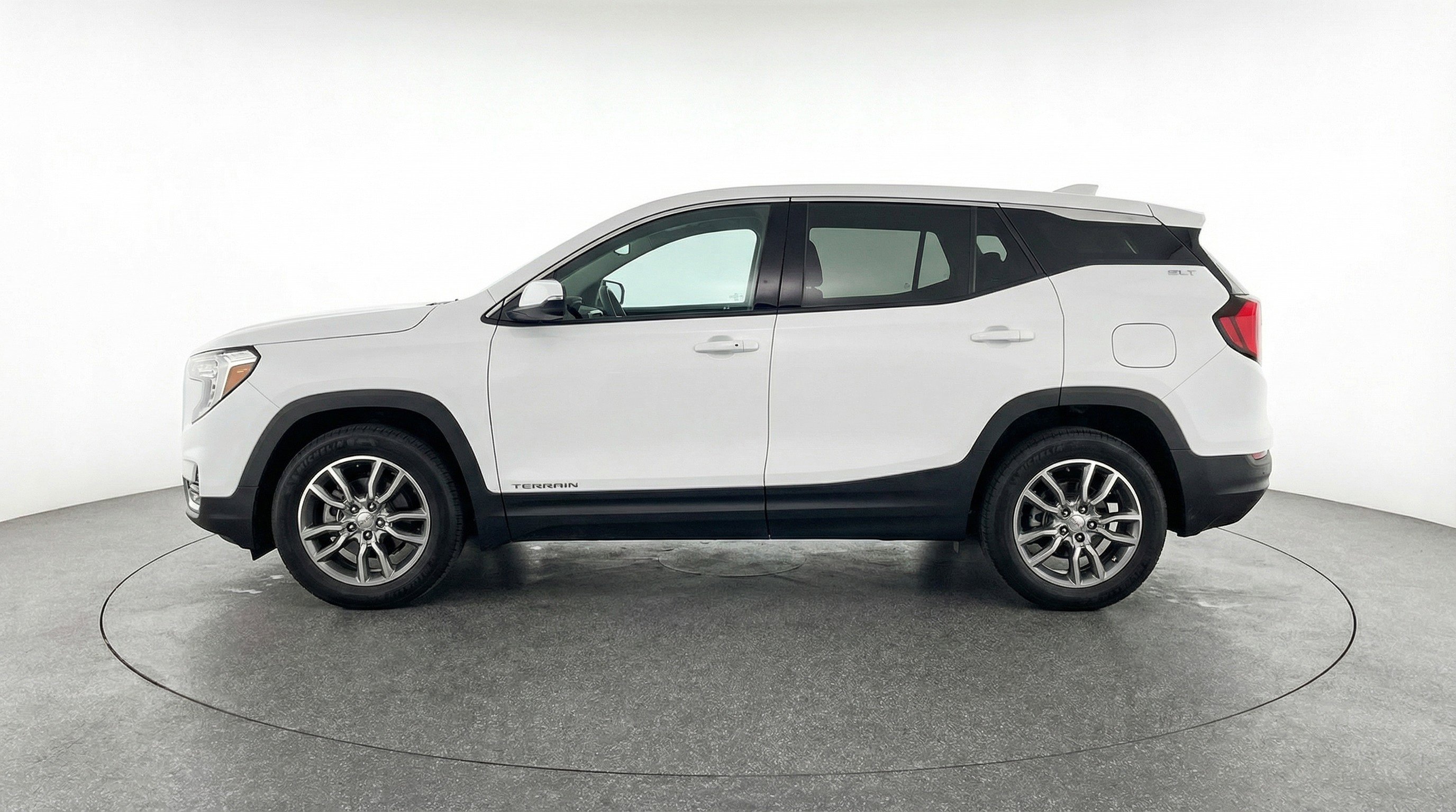 Used 2024 GMC Terrain SLT image 5