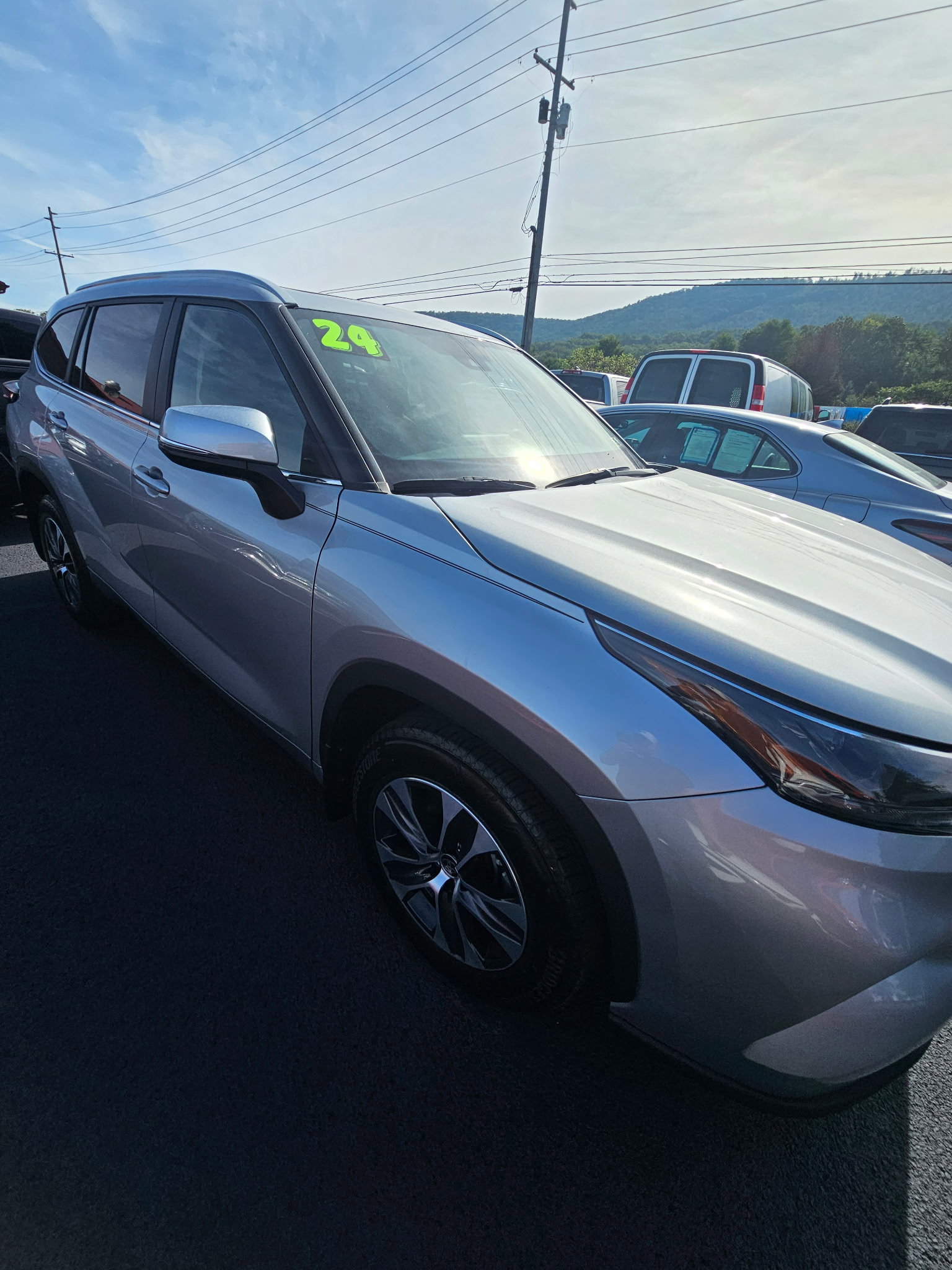 Used 2024 Toyota Highlander XLE image 6