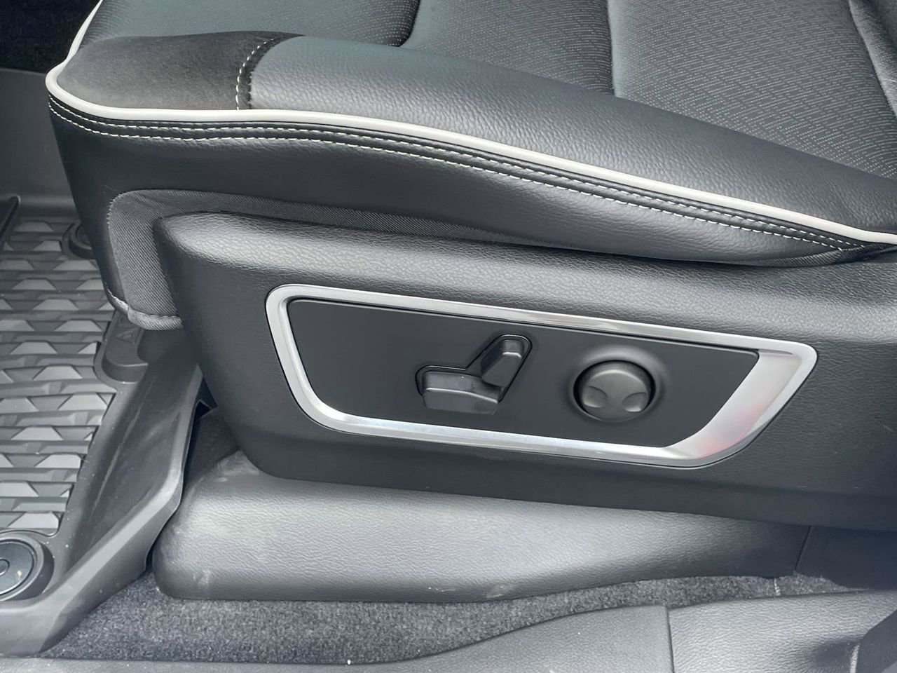 New 2026 RAM 1500 Laramie w/ Night Edition image 24