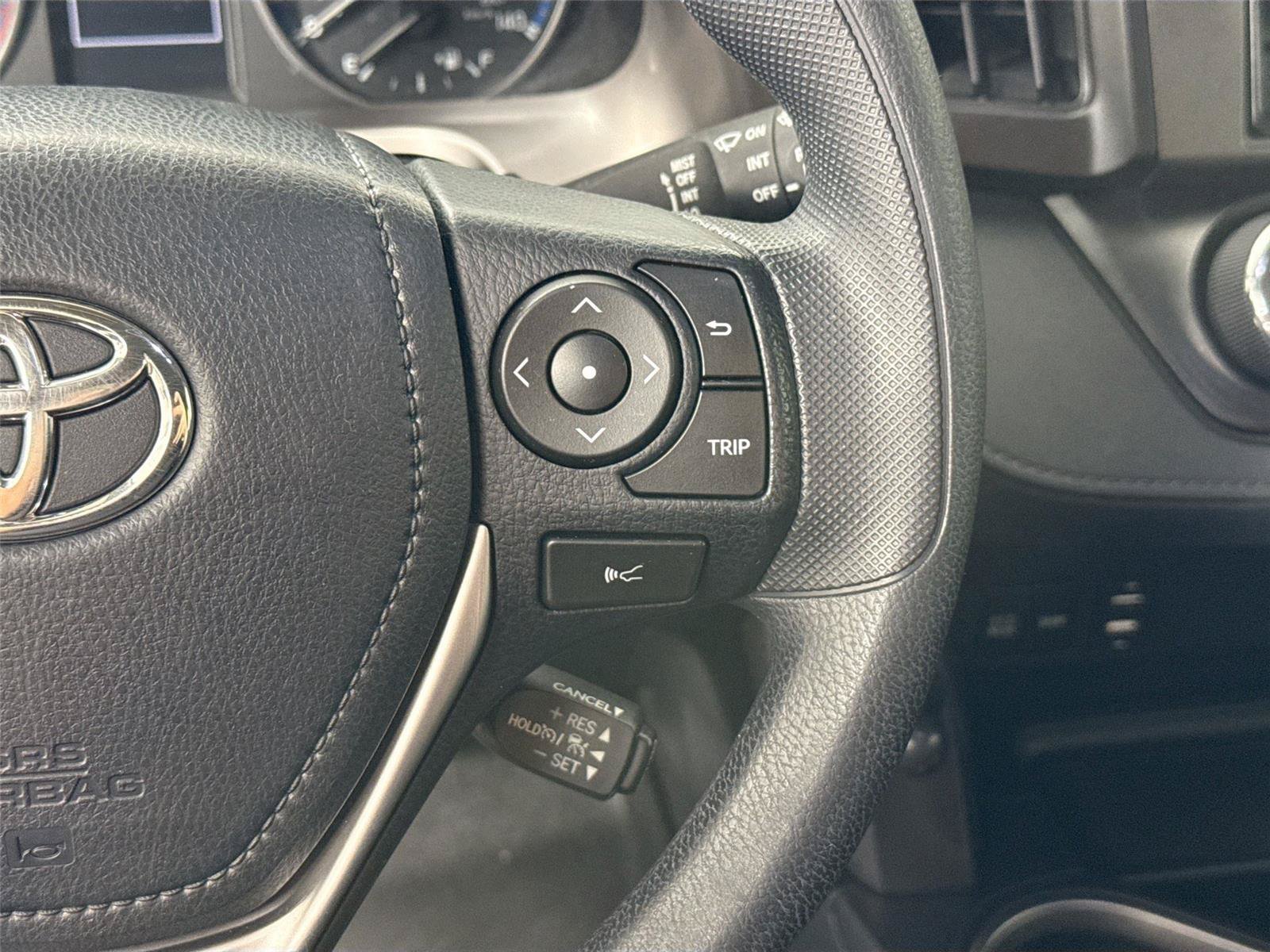 Used 2018 Toyota RAV4 LE FWD image 17