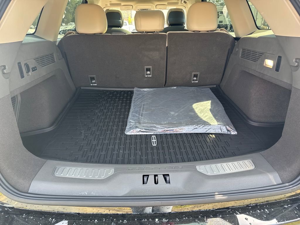 Used 2025 Lincoln Nautilus Reserve image 23