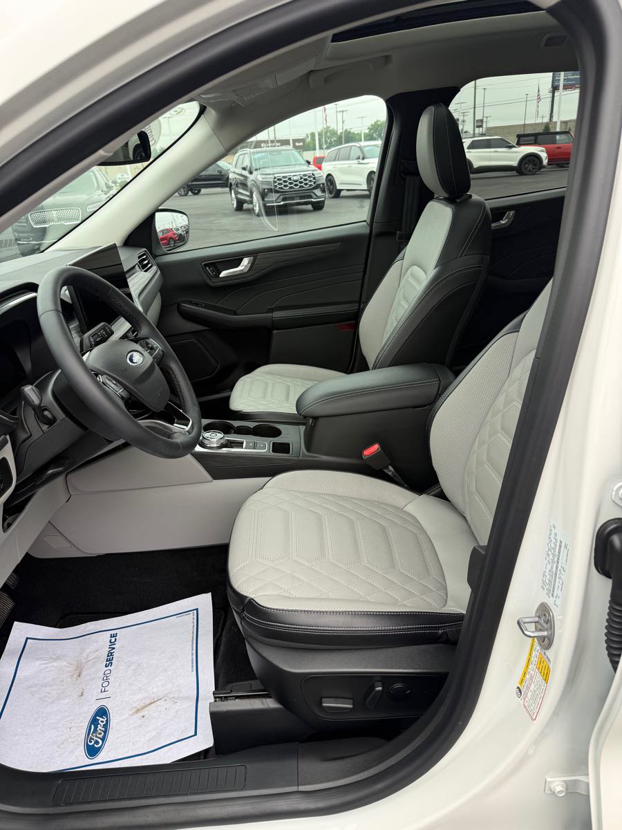 Used 2023 Ford Escape Platinum w/ Premium Technology Package AWD/4WD image 10