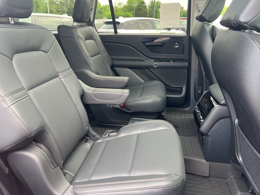 New 2025 Lincoln Aviator AWD w/ Jet Appearance Package image 9