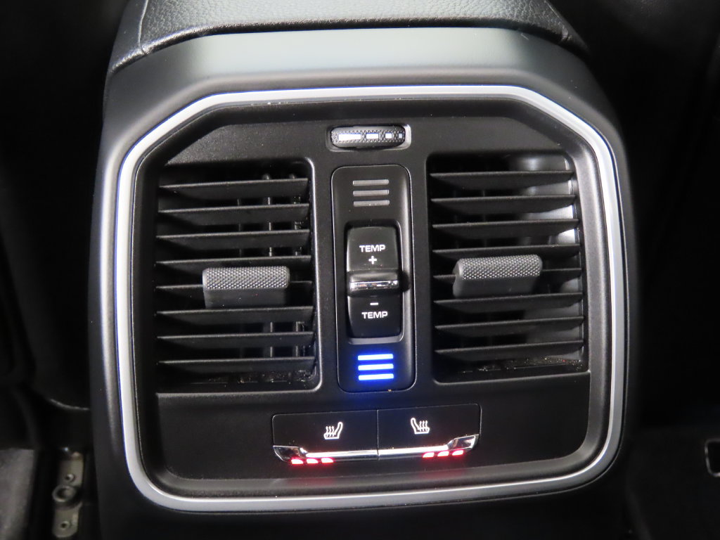 Certified 2026 Porsche Macan AWD/4WD image 33