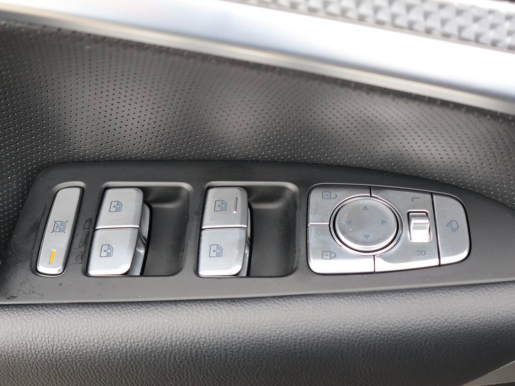 Used 2023 Genesis G70 2.0T w/ Sport Prestige Package RWD image 39