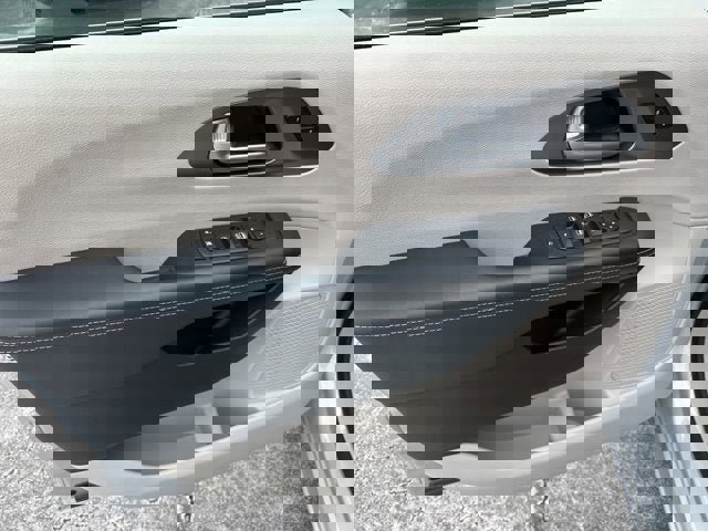 Used 2024 Chrysler Pacifica Touring-L image 14